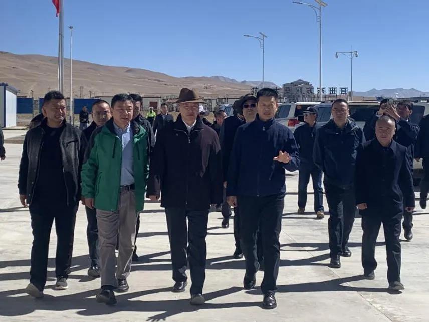 西藏自治区党委副书记庄严视察日出东方仲巴县大型太阳能集中供暖项目